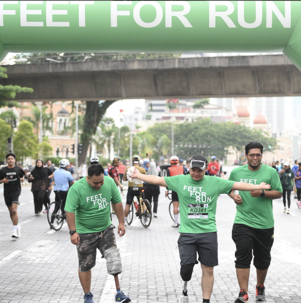 Amputee OKU berlari menggunakan kaki palsu dengan gembira di Feet For Run